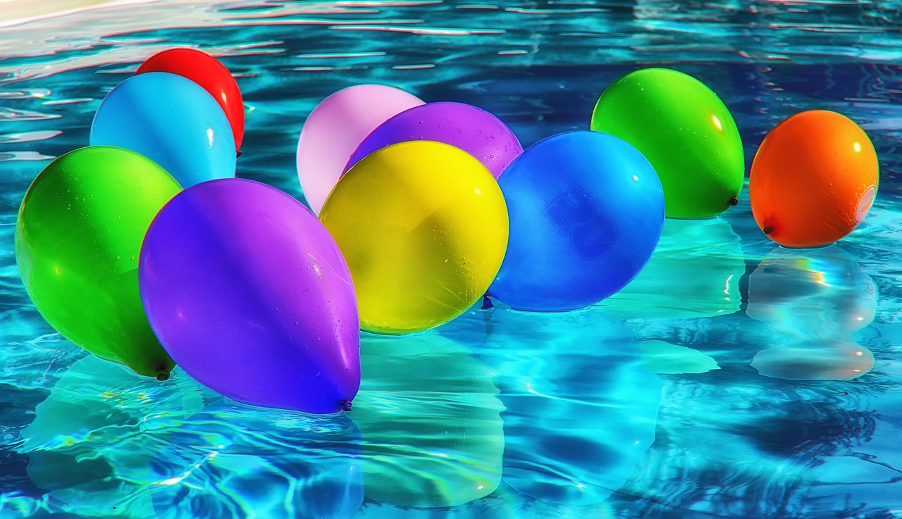 Воздушные шары в бассейне с водой